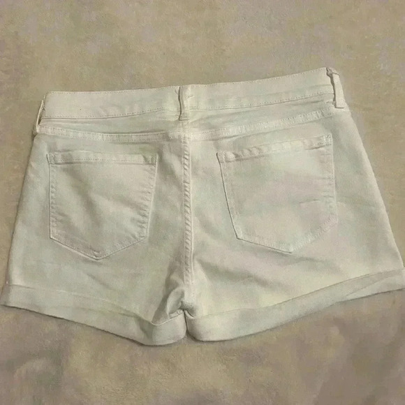 Old Navy Semi Fitted stretch white denim shorts four pockets & cuffs size 8 - Picture 6 of 6